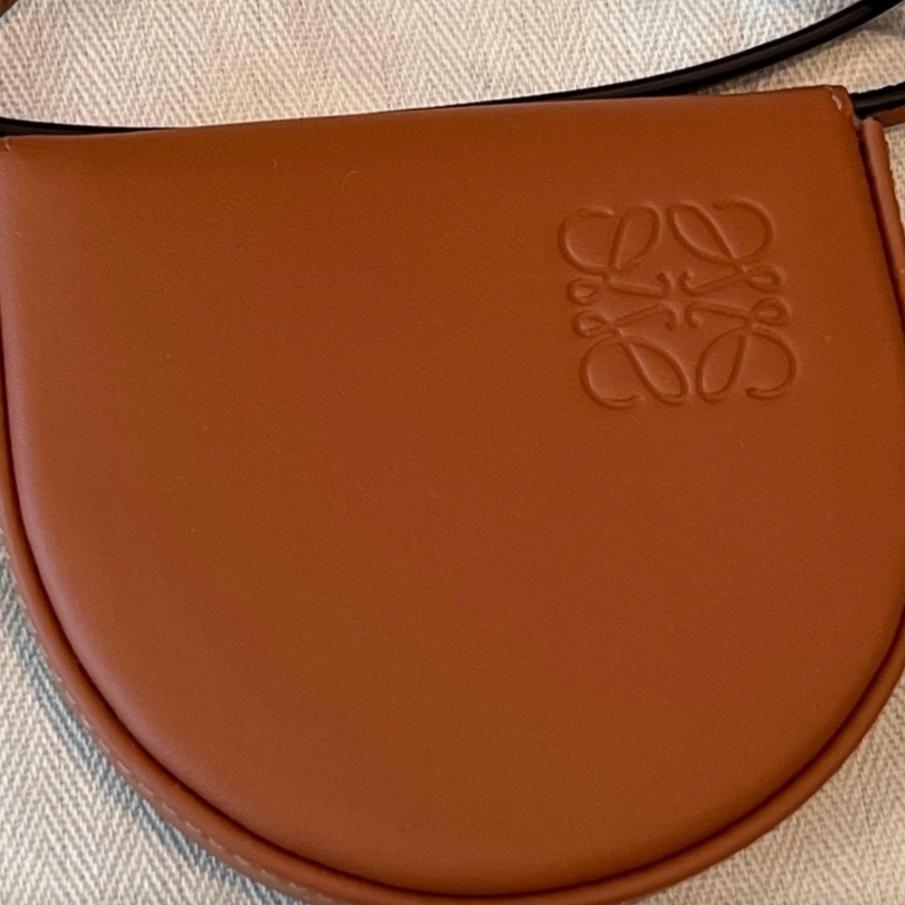 Loewe EUC MINI Leather Heel Pouch comes with box and dust bag - Picture 1 of 12